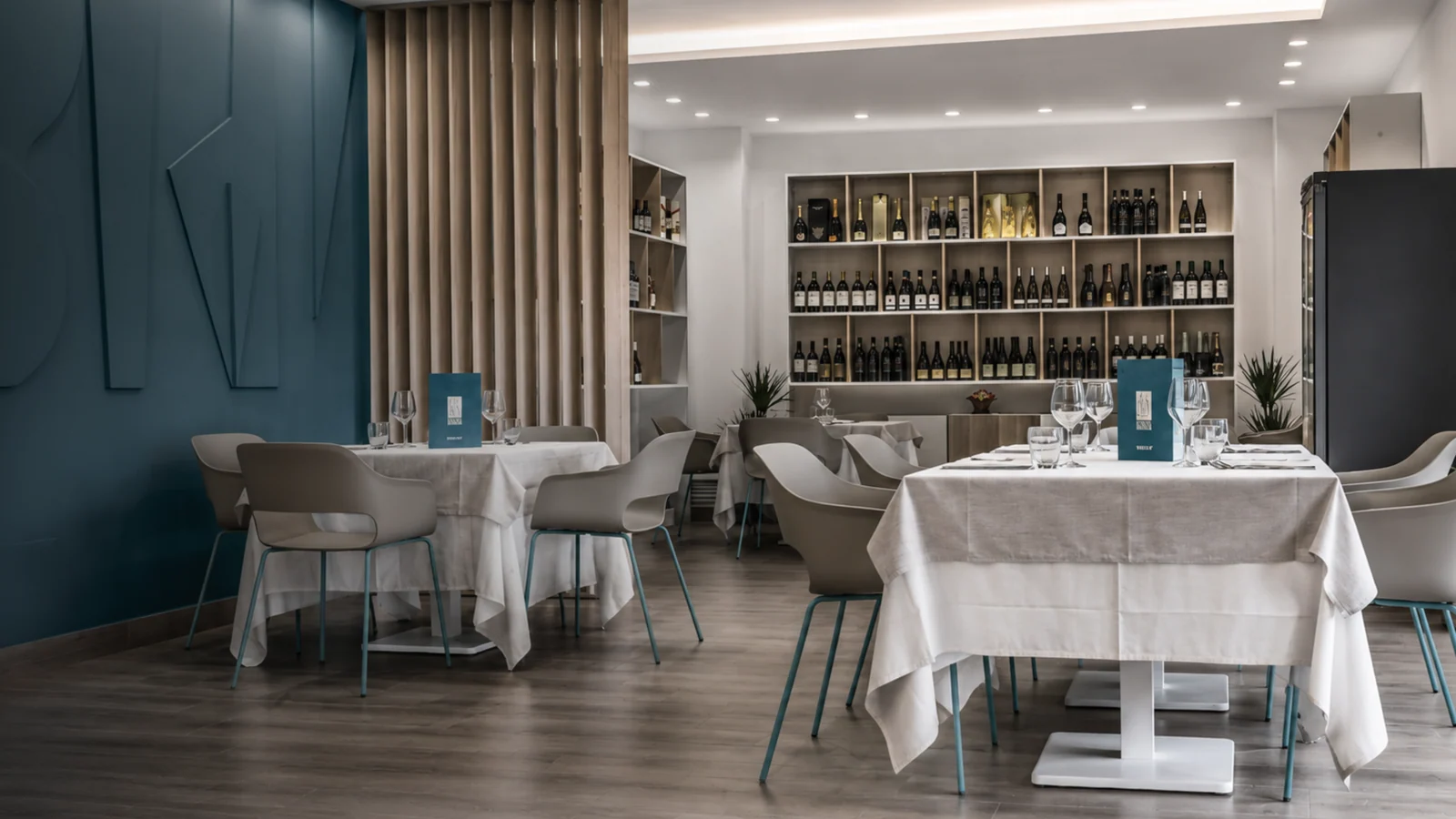 Sala del ristorante 14 Miglia con tavoli e parete verde