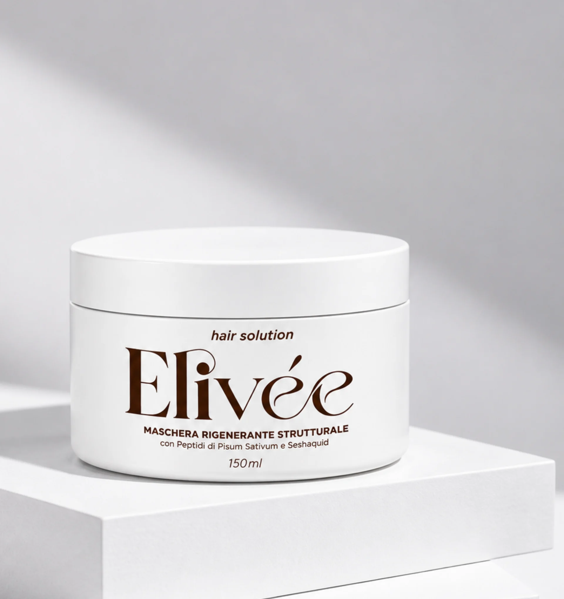 Maschera rigenerante strutturale Elivée da 150 ml su un piedistallo bianco.