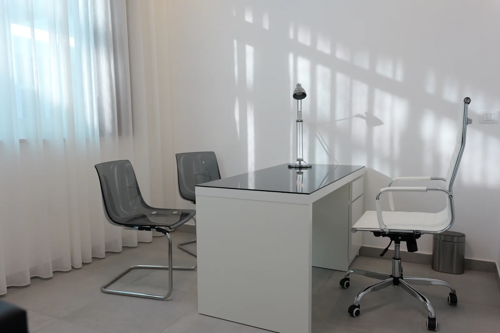 Studio medico di Eterna Polimedico con scrivania e sedute.