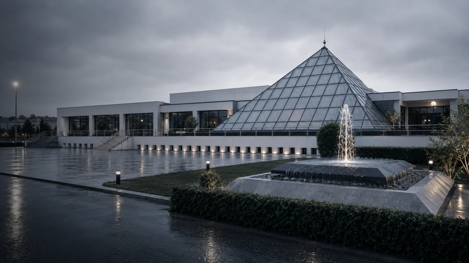 Esterno di Fiera del Mobile con ingresso a piramide