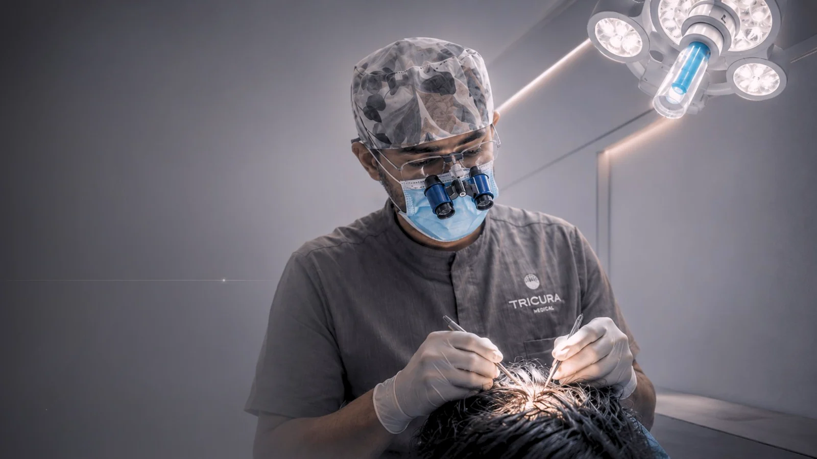 Professionista Tricura durante un trattamento