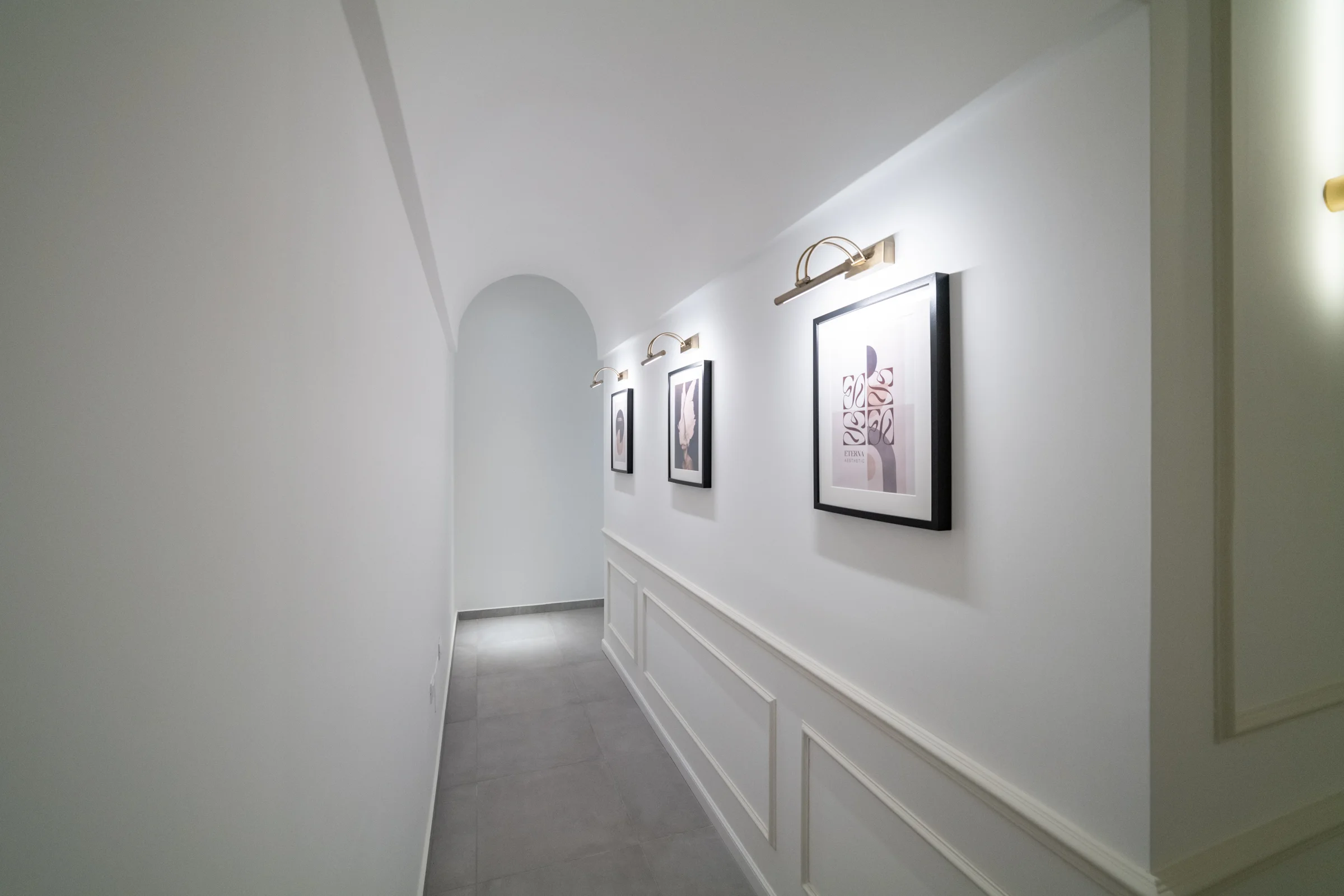 Corridoio di un ambiente professionale con pareti, pavimento e soffitto in materiali architettonici